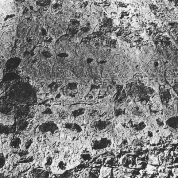 Motivos esgrafiados en el mortero de la base de la torre del homenaje